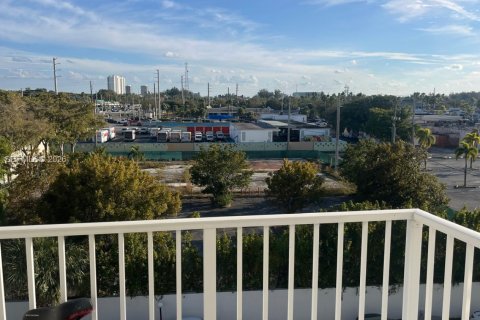 Condo in North Miami Beach, Florida, 1 bedroom № 2081409 - photo 10