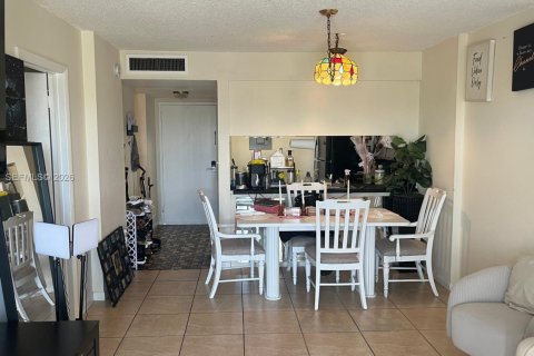Condo in North Miami Beach, Florida, 1 bedroom № 2081409 - photo 8