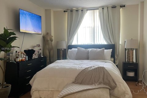 Condo in North Miami Beach, Florida, 1 bedroom № 2081409 - photo 15