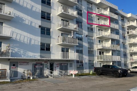 Condo in North Miami Beach, Florida, 1 bedroom № 2081409 - photo 6