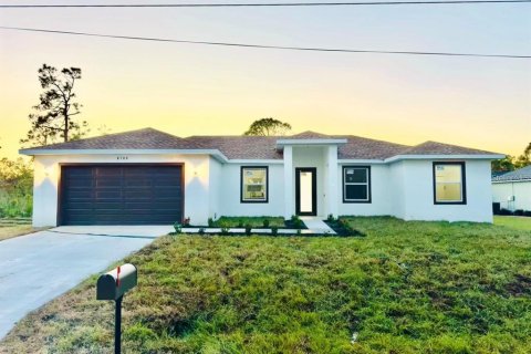 House in Port Charlotte, Florida 4 bedrooms, 154.78 sq.m. № 2091879