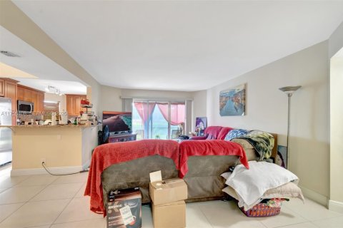 Condo in Lake Worth, Florida, 2 bedrooms № 2186046 - photo 5
