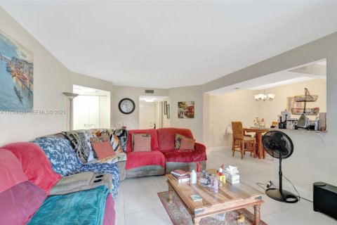 Condo in Lake Worth, Florida, 2 bedrooms № 2186046 - photo 8