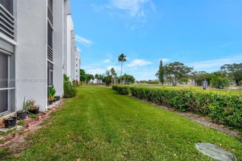 Condo in Lake Worth, Florida, 2 bedrooms № 2186046 - photo 30