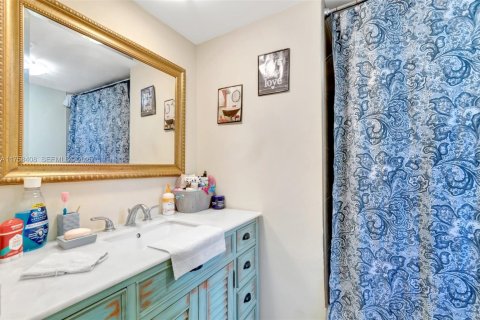 Condo in Lake Worth, Florida, 2 bedrooms № 2186046 - photo 17