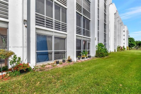 Condo in Lake Worth, Florida, 2 bedrooms № 2186046 - photo 29