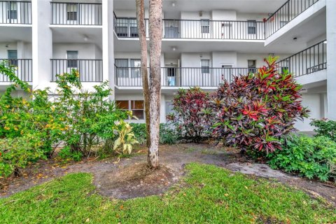 Condo in Lake Worth, Florida, 2 bedrooms № 2186046 - photo 3