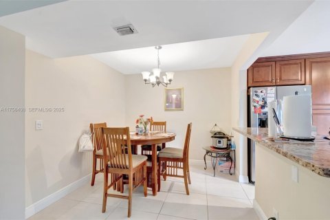 Condo in Lake Worth, Florida, 2 bedrooms № 2186046 - photo 9