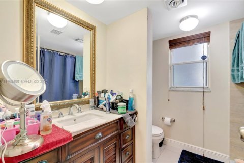Condo in Lake Worth, Florida, 2 bedrooms № 2186046 - photo 25