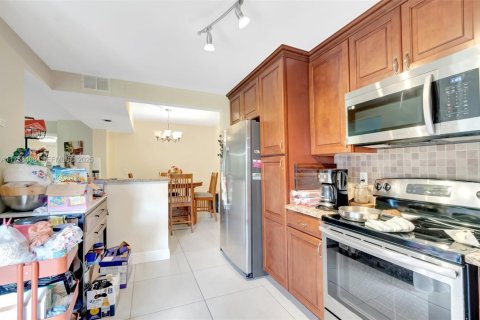 Condo in Lake Worth, Florida, 2 bedrooms № 2186046 - photo 14