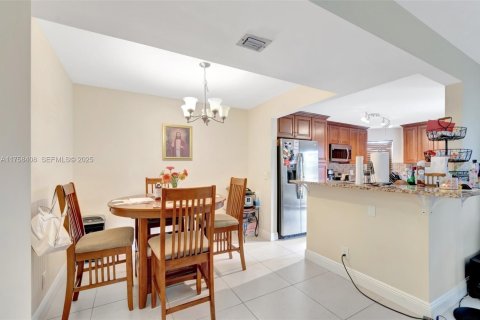 Condo in Lake Worth, Florida, 2 bedrooms № 2186046 - photo 10