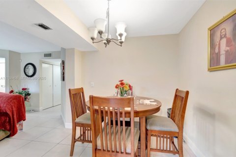 Condo in Lake Worth, Florida, 2 bedrooms № 2186046 - photo 11