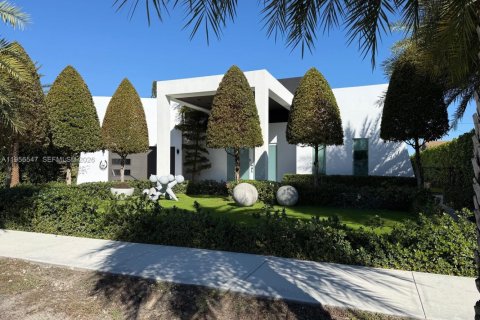 House in Cutler Bay, Florida 4 bedrooms, 225.29 sq.m. № 2023422