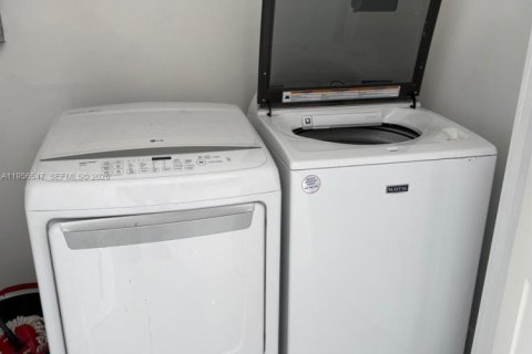 House in Cutler Bay, Florida 4 bedrooms, 225.29 sq.m. № 2023422 - photo 17