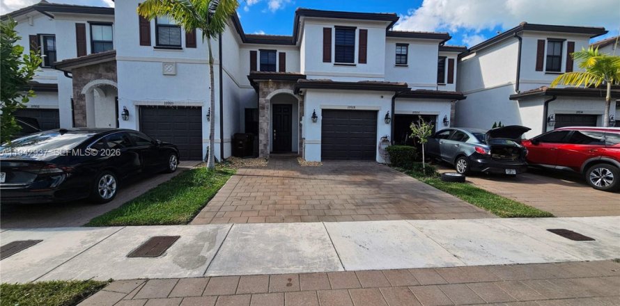 Townhouse in Hialeah, Florida 3 bedrooms, 158.68 sq.m. № 2088846