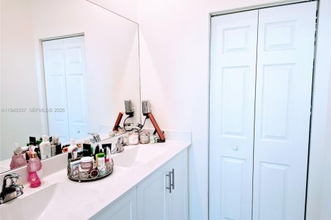 Townhouse in Hialeah, Florida 3 bedrooms, 158.68 sq.m. № 2088846 - photo 13
