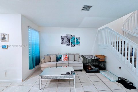Townhouse in Hialeah, Florida 3 bedrooms, 158.68 sq.m. № 2088846 - photo 5