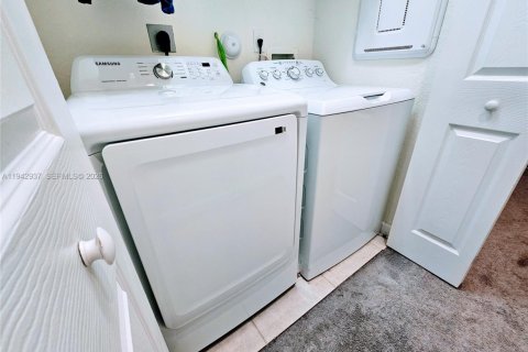 Townhouse in Hialeah, Florida 3 bedrooms, 158.68 sq.m. № 2088846 - photo 14