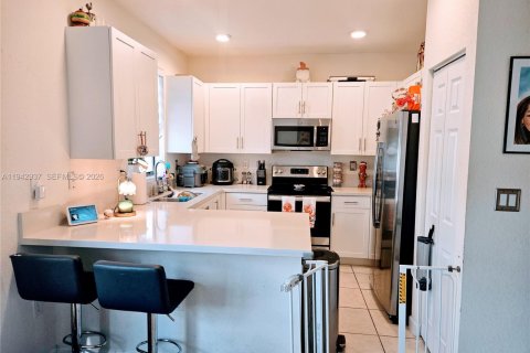 Townhouse in Hialeah, Florida 3 bedrooms, 158.68 sq.m. № 2088846 - photo 11