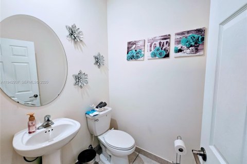 Townhouse in Hialeah, Florida 3 bedrooms, 158.68 sq.m. № 2088846 - photo 8