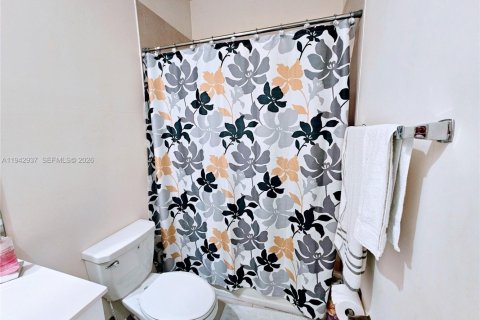 Townhouse in Hialeah, Florida 3 bedrooms, 158.68 sq.m. № 2088846 - photo 18