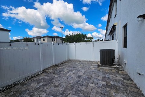Townhouse in Hialeah, Florida 3 bedrooms, 158.68 sq.m. № 2088846 - photo 19