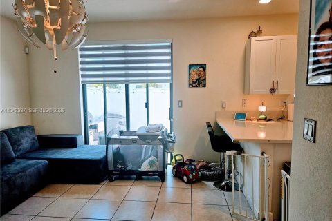 Townhouse in Hialeah, Florida 3 bedrooms, 158.68 sq.m. № 2088846 - photo 10