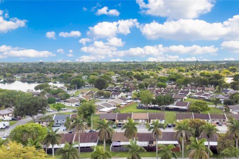 House in Miami, Florida 2 bedrooms, 95.5 sq.m. № 2069580 - photo 21