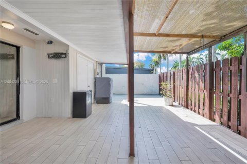 House in Miami, Florida 2 bedrooms, 95.5 sq.m. № 2069580 - photo 15