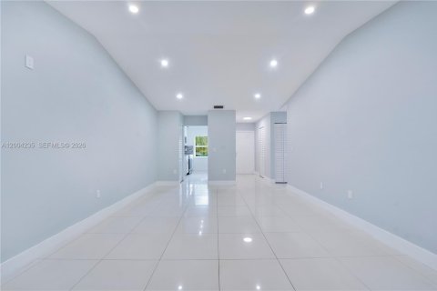 House in Miami, Florida 2 bedrooms, 95.5 sq.m. № 2069580 - photo 6