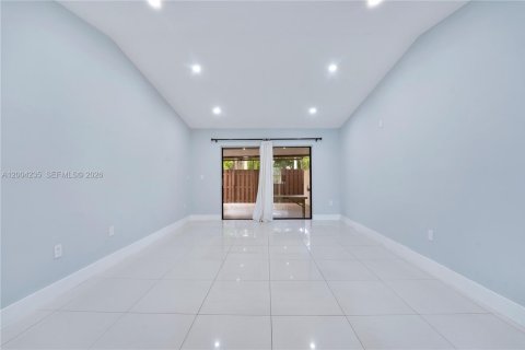 House in Miami, Florida 2 bedrooms, 95.5 sq.m. № 2069580 - photo 5