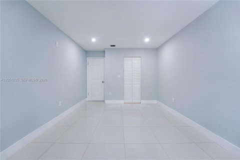 House in Miami, Florida 2 bedrooms, 95.5 sq.m. № 2069580 - photo 12