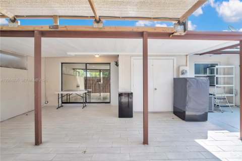 House in Miami, Florida 2 bedrooms, 95.5 sq.m. № 2069580 - photo 17