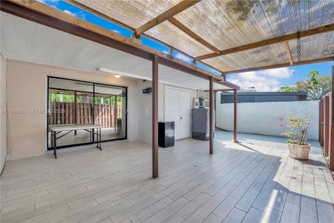 House in Miami, Florida 2 bedrooms, 95.5 sq.m. № 2069580 - photo 16