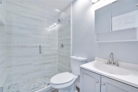 House in Miami, Florida 2 bedrooms, 95.5 sq.m. № 2069580 - photo 10