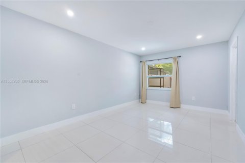 House in Miami, Florida 2 bedrooms, 95.5 sq.m. № 2069580 - photo 11