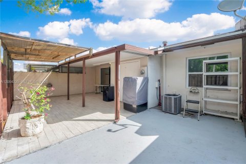 House in Miami, Florida 2 bedrooms, 95.5 sq.m. № 2069580 - photo 18