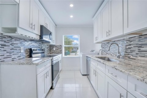 House in Miami, Florida 2 bedrooms, 95.5 sq.m. № 2069580 - photo 1