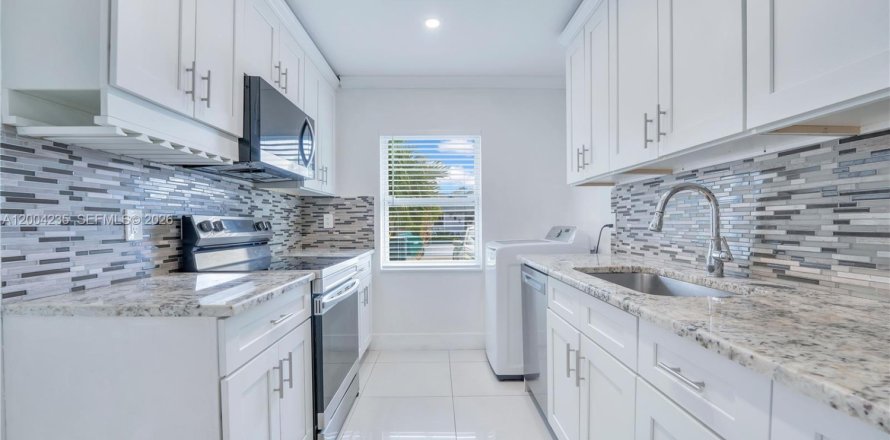 House in Miami, Florida 2 bedrooms, 95.5 sq.m. № 2069580