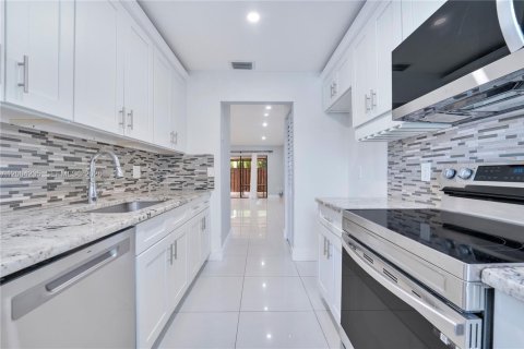 House in Miami, Florida 2 bedrooms, 95.5 sq.m. № 2069580 - photo 7