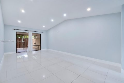 House in Miami, Florida 2 bedrooms, 95.5 sq.m. № 2069580 - photo 4