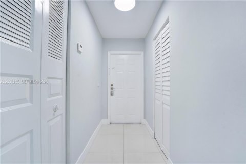 House in Miami, Florida 2 bedrooms, 95.5 sq.m. № 2069580 - photo 3