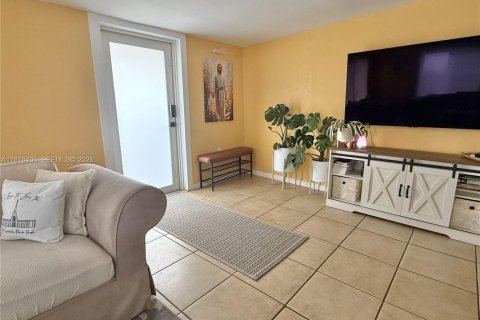 House in Miami, Florida 3 bedrooms, 166.48 sq.m. № 2042190 - photo 13