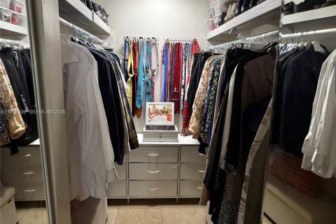 House in Miami, Florida 3 bedrooms, 166.48 sq.m. № 2042190 - photo 17