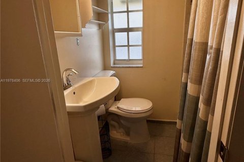 House in Miami, Florida 3 bedrooms, 166.48 sq.m. № 2042190 - photo 22