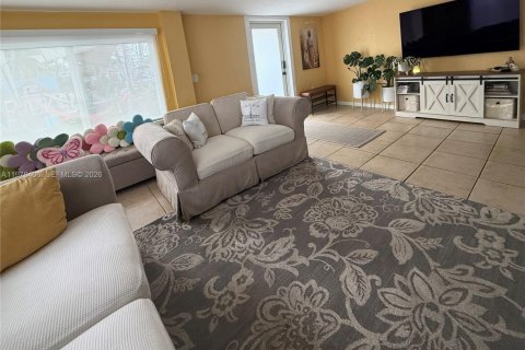 House in Miami, Florida 3 bedrooms, 166.48 sq.m. № 2042190 - photo 12