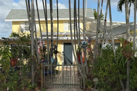 House in Miami, Florida 3 bedrooms, 166.48 sq.m. № 2042190 - photo 2