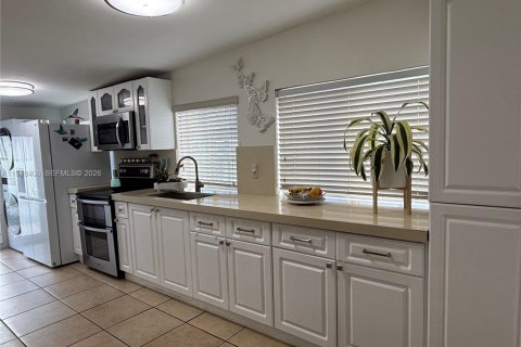 House in Miami, Florida 3 bedrooms, 166.48 sq.m. № 2042190 - photo 30