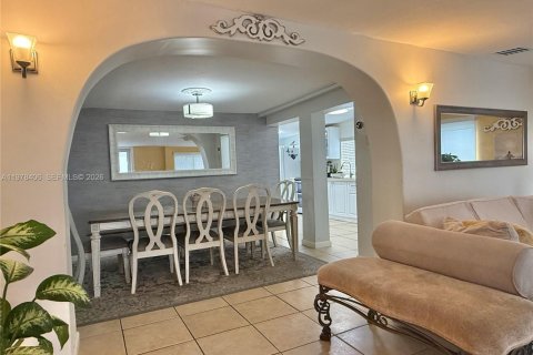 House in Miami, Florida 3 bedrooms, 166.48 sq.m. № 2042190 - photo 14
