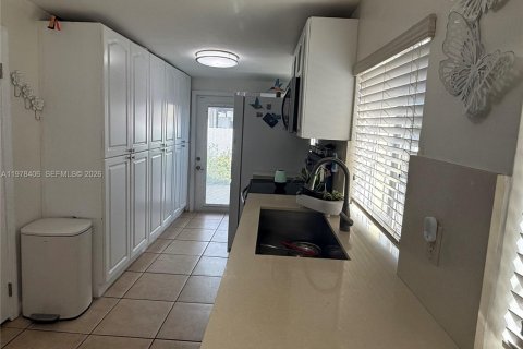 House in Miami, Florida 3 bedrooms, 166.48 sq.m. № 2042190 - photo 15